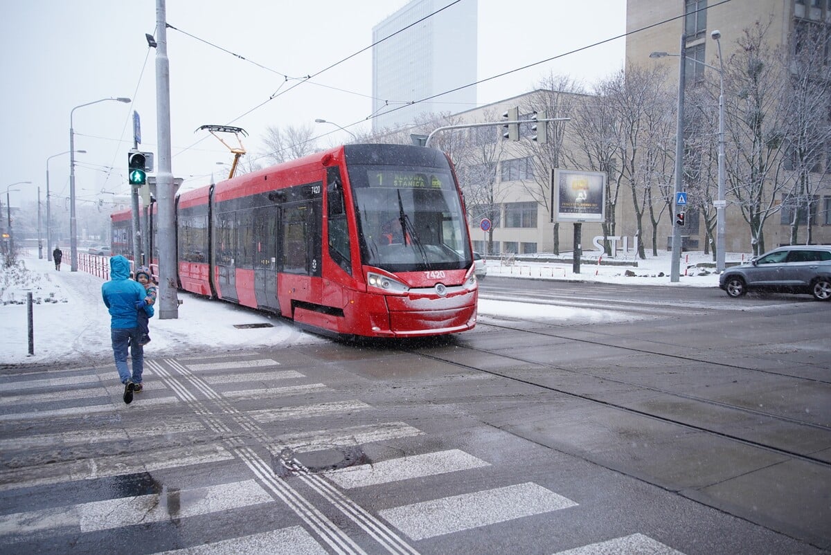 MHD aj prímestská doprava zatiaľ fungujú bez obmedzení a len s minimálnym meškaním. 9. 12. 2021.