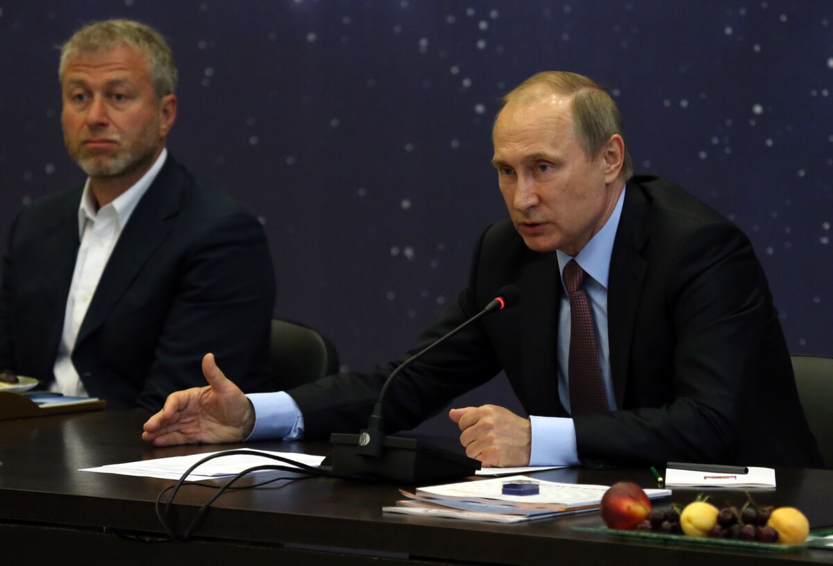 Roman Abramovič (vľavo) a Vladimir Putin (vpravo).