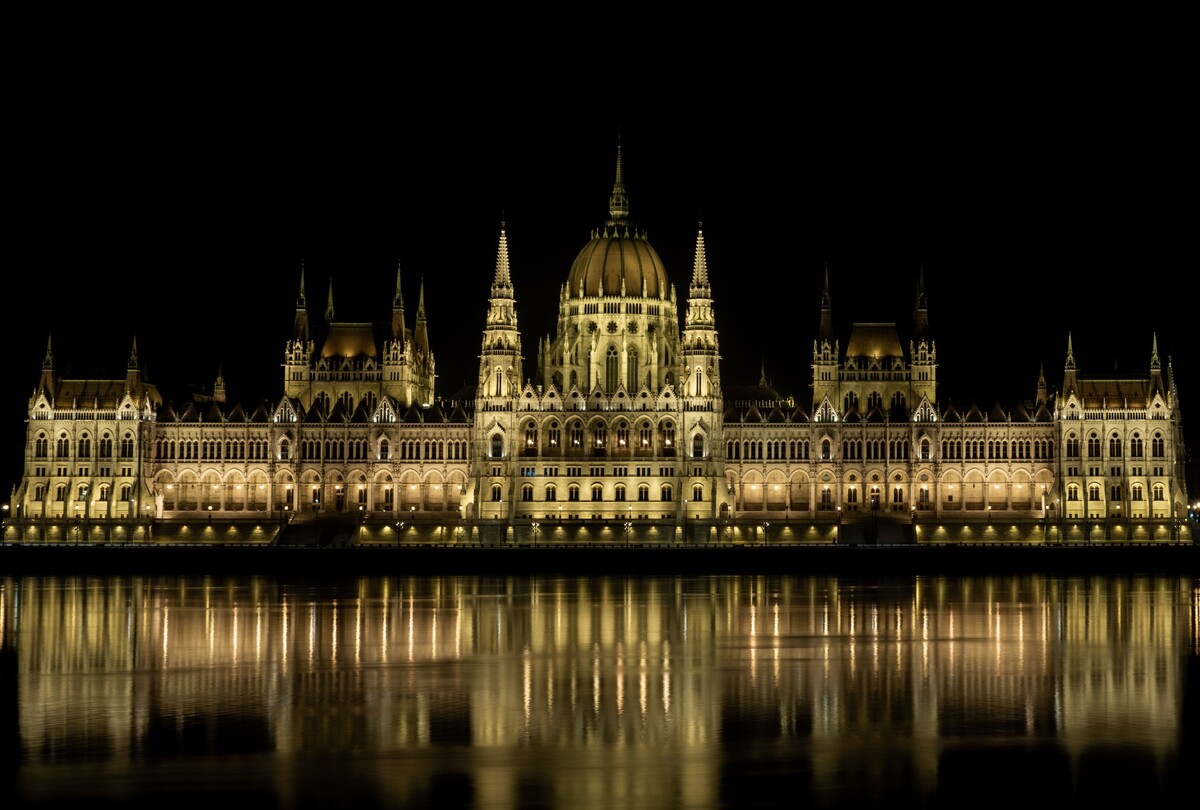 Parlament v Budapešti je síce pekný zvonka, no podľa niektorých turistov sa dnu ísť neoplatí. 