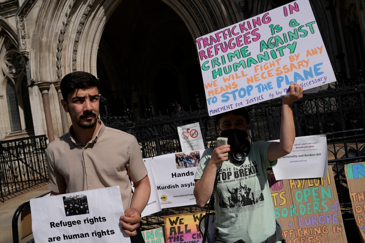 Demonstranti protestující před budovou Nejvyššího soudu v Londýně proti odsunu nelegálních migrantů a odmítnutých žadatelů o azyl z Británie do Rwandy.