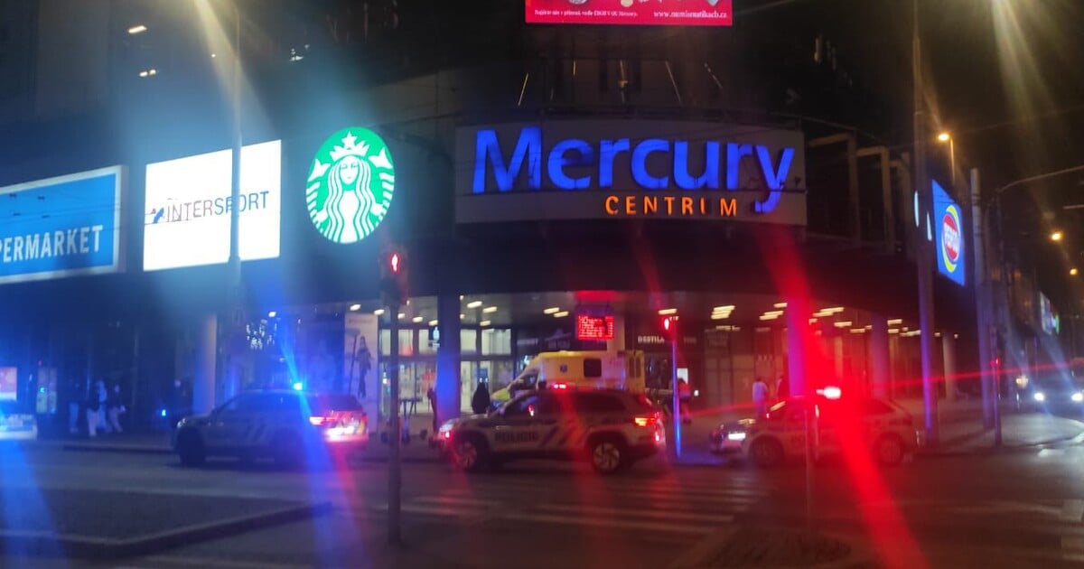 „Zabiju tě.“ Agresivní muž s nožem v Českých Budějovicích vyhrožoval lidem, zastavil ho policista v civilu