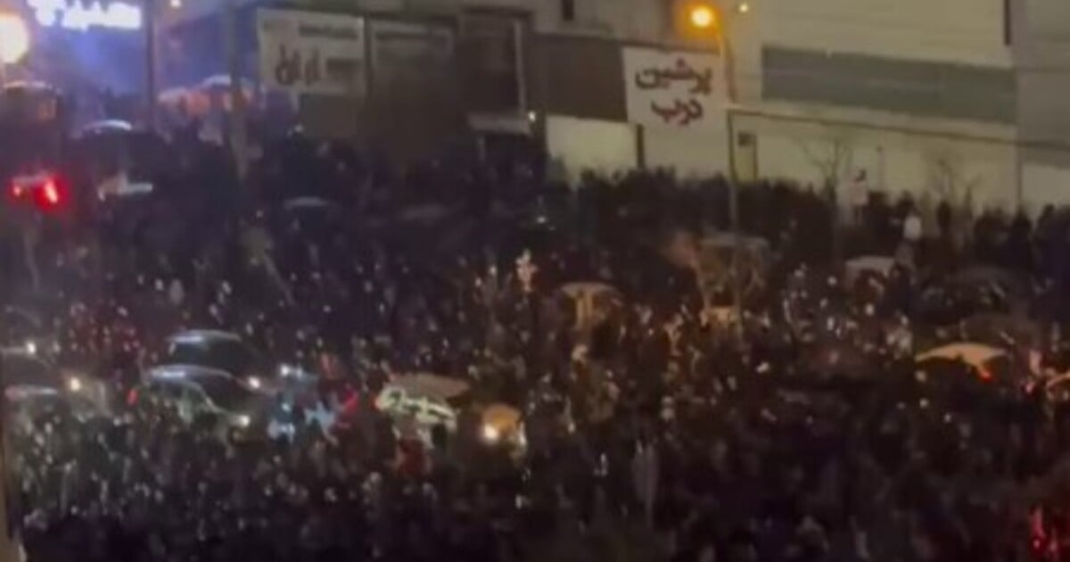 VIDEO: Bezpečnostní složky v Íránu zabily desítky lidí včetně dětí. Režim útočí na demonstranty