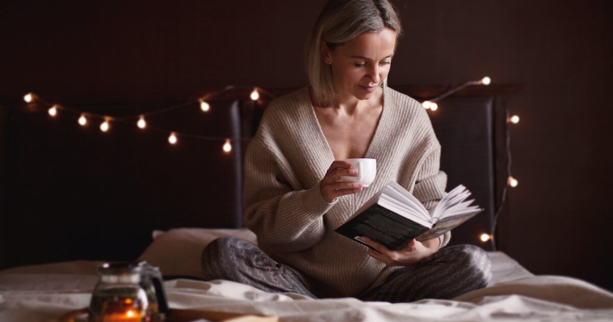 Literární tipy do deštivých dnů: Co si přečíst u šálku čaje