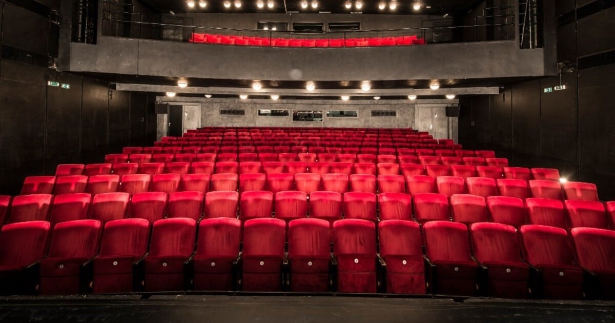 Požár v centru Prahy. V Divadle Komedie hořela opona, evakuovány byly stovky lidí