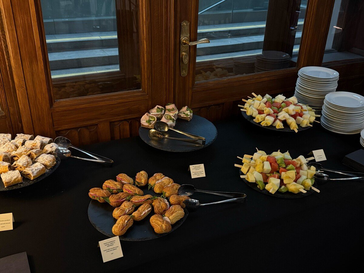 Catering ve štábu Pirátů.