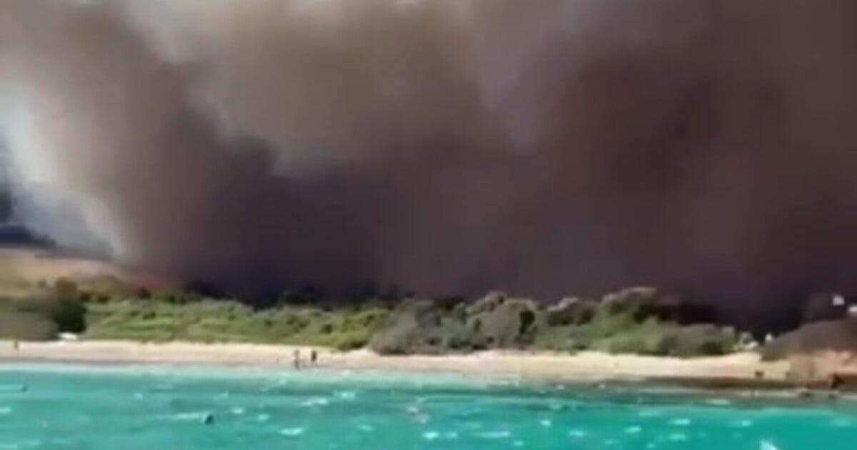 VIDEO: Rozsáhlé požáry na Sardinii zablokovaly silnice. Lidé uvízli na pláži