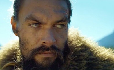 600 let v budoucnosti přišlo lidstvo o zrak. Jason Momoa je však obávaným bojovníkem, kterému to nijak nepřekáží 600 let v budoucnosti přišlo lidstvo o zrak. Jason Momoa je však obávaným bojovníkem, kterému to nijak nepřekáží