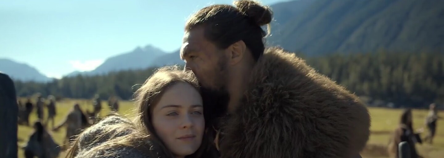 600 let v budoucnosti přišlo lidstvo o zrak. Jason Momoa je však obávaným bojovníkem, kterému to nijak nepřekáží