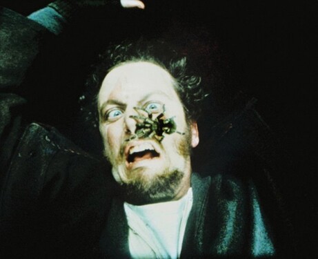 Uhádneš, v akom filme sa tomuto zloduchovi plazí po tvári tarantula?