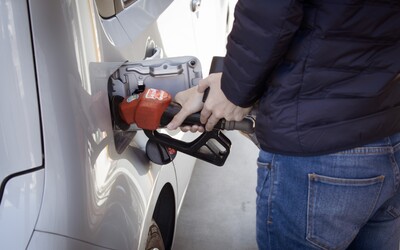Benzín na slovenských čerpacích staniciach presiahol hranicu 1,9 eura za liter. Blížiť sa bude k psychologickej hranici 2 eur.