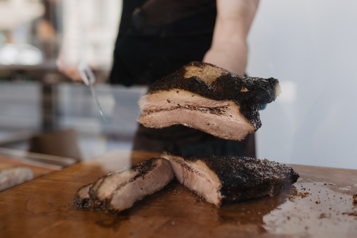 Čerstvo upečený brisket, teda hovädzia hruď – najväčšia špecialita podniku.