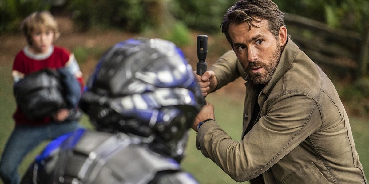 Ryan Reynolds vo filme bojuje so zbraňou, ktorá pripomína svetelný meč.