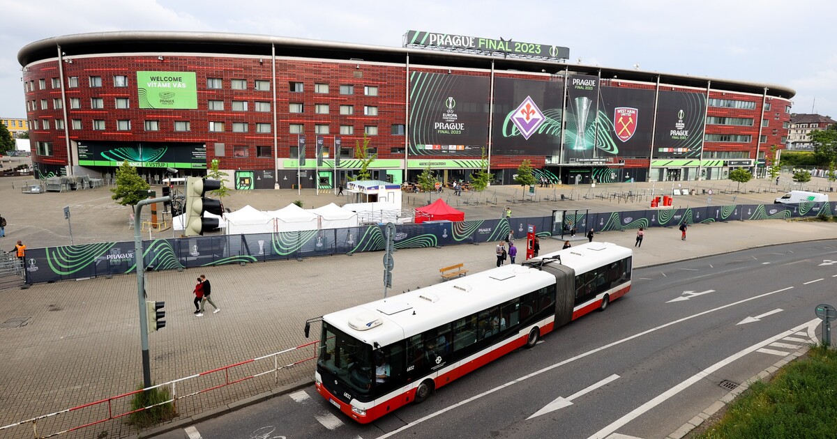 Praha hostí finále Evropské konferenční ligy a valí se do ní desetitisíce lidí. Jaká omezení čekají pražské obyvatele?