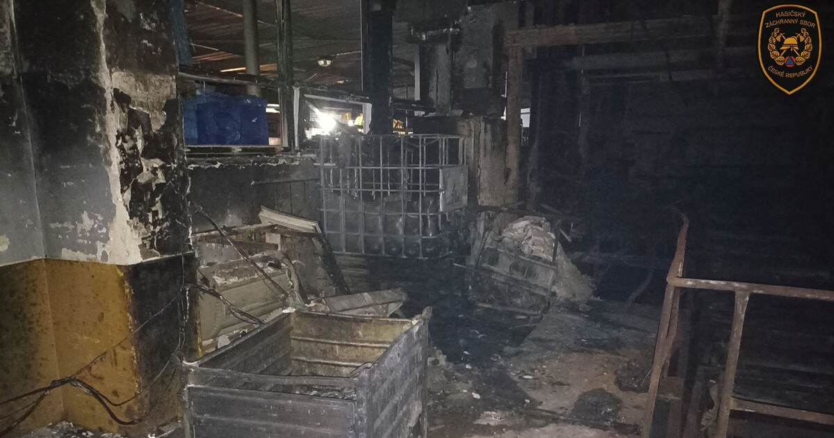 Hasiči v noci zasahovali u velkého požáru v Rožnově pod Radhoštěm. Vyhlásili třetí stupeň poplachu