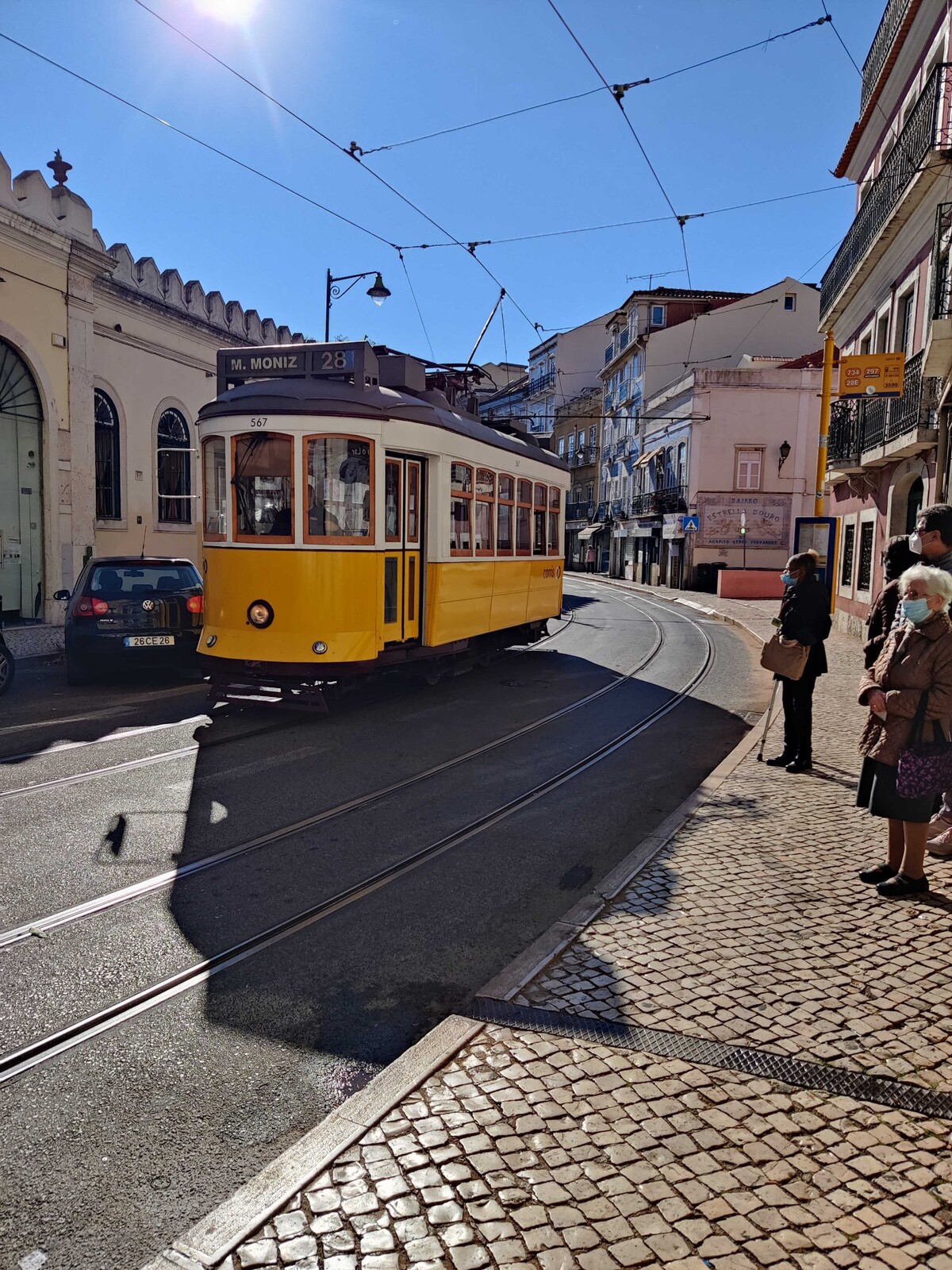 Ľudia čakajúci na charakteristickú električku v Lisabone.