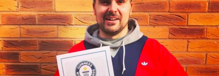 VIDEO: Mladý Brit se zapsal do Guinessovy knihy rekordů. Podařilo se mu naskládat na sebe 5 bonbonů M&M's