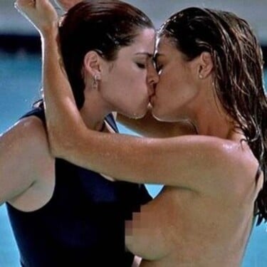 Denise Richards a Neve Campbell v známej bazénovej scéne. Názov filmu?
