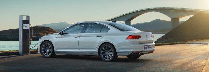 Volkswagen uzatvára veľkú kapitolu. Po takmer 50 rokoch si slávny Passat kúpiš už len ako kombi