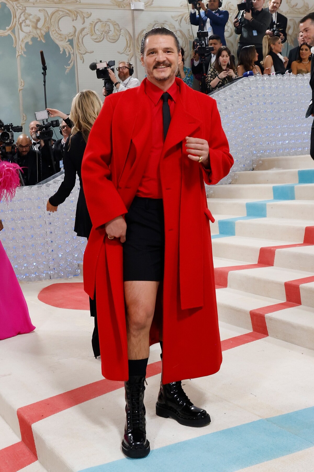 Obľúbený daddy Hollywoodu si na Met Gala ukradol pozornosť pre seba. Okrem červeného kabáta a šortiek dáva internet dôraz na jeho vyšportované nohy.