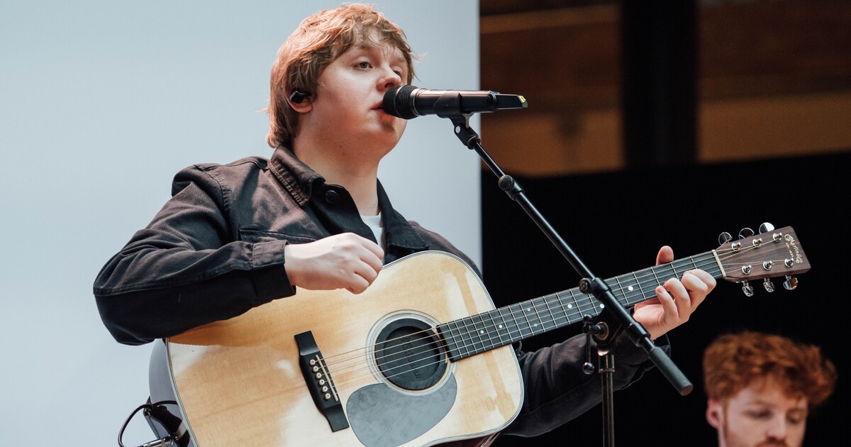 VIDEO: Lewis Capaldi měl kvůli Tourettovu syndromu potíže dokončit koncert. Publikum zpívalo za něj