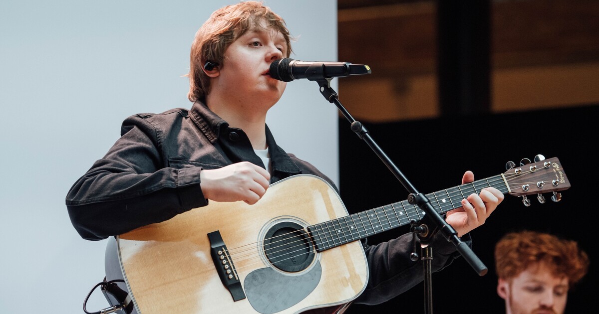 Smrtonosný Brumbál, Lewis Capaldi a kuchyně jak u Ramseyho na steroidech. Tyhle pecky najdeš v dubnu na Netflixu, Disney+ i HBO