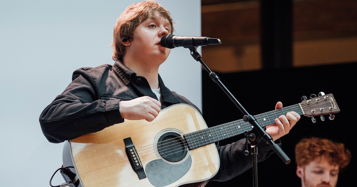 Lewis Capaldi si dává pauzu od koncertování. „Musím si dát do pořádku zdraví,“ vzkázal v dojemné zprávě