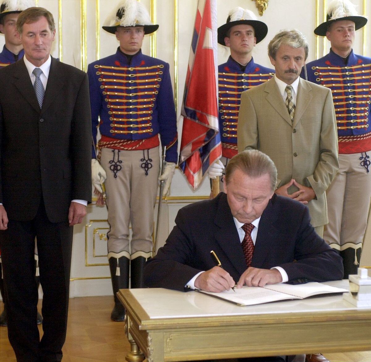 Prezident SR Rudolf Schuster /v popredí/ 26. augusta 2003 podpísal ratifikačnú listinu k zmluve o pristúpení Slovenska k Európskej únii (EÚ). 