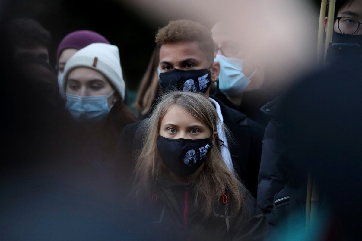 Švédska aktivistka Greta Thunbergová sa pripája k demonštrantom, nie k politickým lídrom na klimatickom samite COP26 v škótskom Glasgowe. 