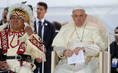 Papež František se přišel osobně omluvit původním obyvatelům Kanady. Mnohé děti v internátních školách trpěly a umíraly.