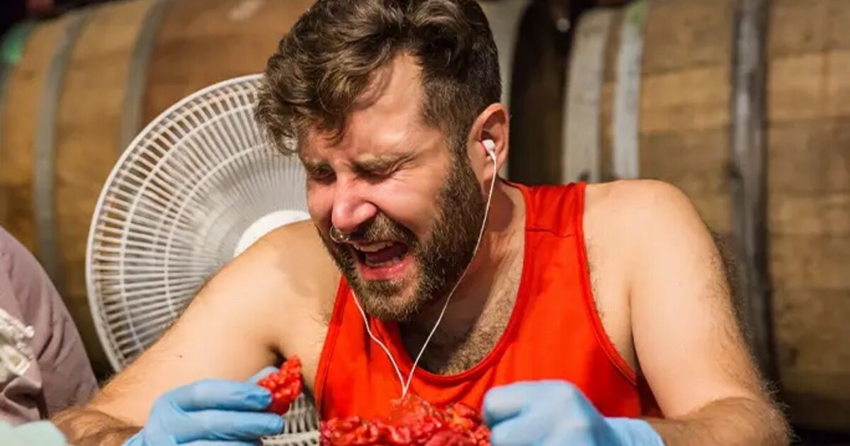 VIDEO: Tohle je jen pro silné nátury. Američan spořádal 50 papriček stokrát pálivějších než jalapeños