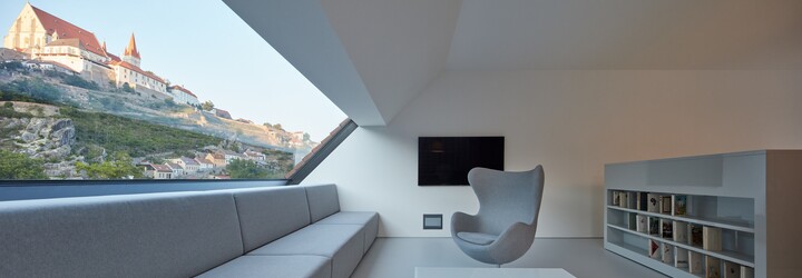 3 podlaží moderního interiérového designu, zelená střecha a výhled na dominanty Znojma, včetně hradu či známé rotundy