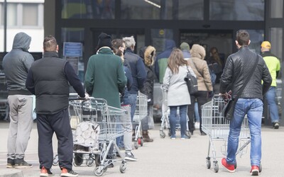 Opatrenia vlády nepostačujú: Slováci sú vraj pred obchodmi agresívni a vulgárni, v radoch sa zdržuje množstvo dôchodcov.