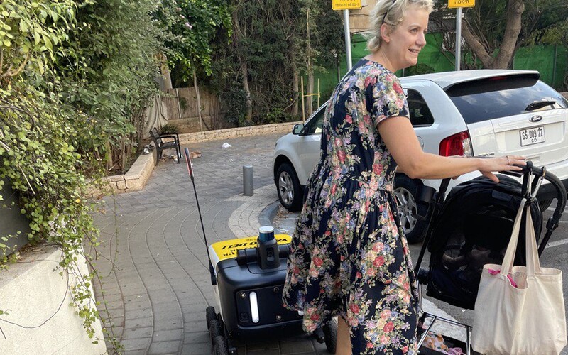 Roboti kurýři obtěžují chodce v Tel Avivu: „Musím chodit s kočárkem po silnici,“ stěžuje si obyvatelka. Firma musela program pozastavit.