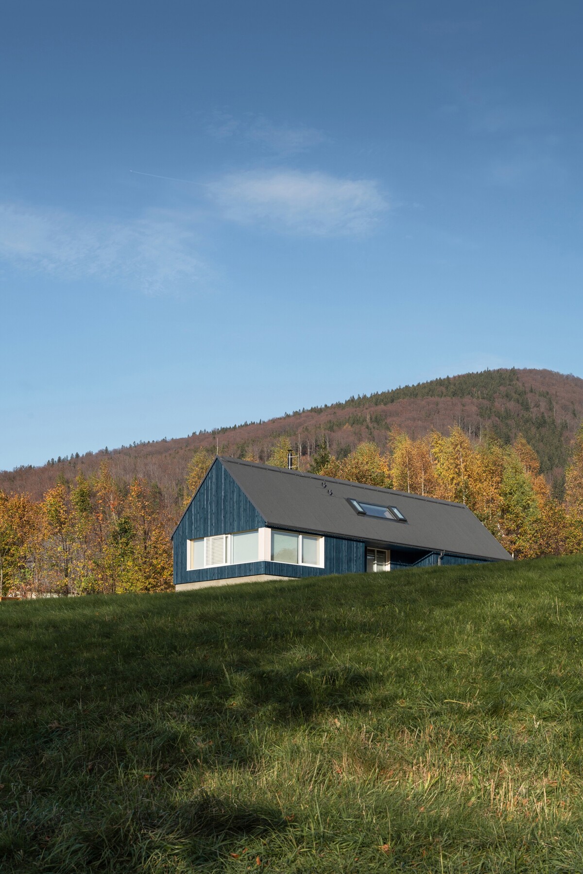 Novostavba chaty v svahovitom pozemku v Jizerských horách má podobu tradičnej chalupy.