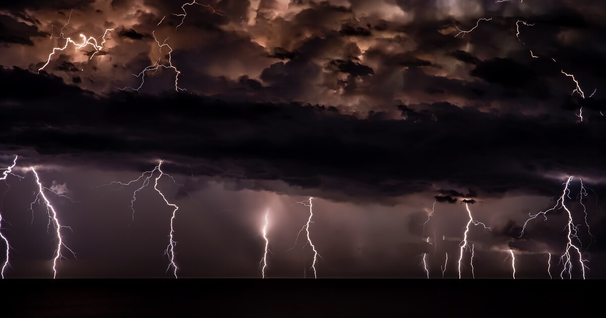 ČHMÚ vydal výstrahu před extrémně silnými bouřkami s nárazy větru až 110 km/h, platí v těchto sedmi krajích