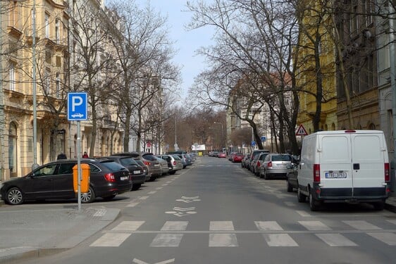 Oblast této čtvrti na břehu Vltavy nebyla po dlouhá staletí osídlena kvůli četným záplavám. V minulosti se zde nacházelo množství továrních objektů, na jejichž místě v posledních letech vzniklo množství obytných projektů. Nyní v oblasti vzniká rozsáhlá výstavba a čtvrť se stala jednou z nejlukrativnějších pražských adres na poli bydlení. Najdeme tu také hojně využívanou cyklostezku. Víš, na kterou část Prahy se ptáme? 