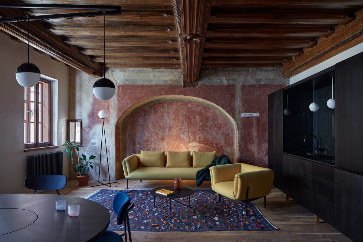 Architekti z ateliéru ORA vytvorili unikátne bývanie, v ktorom ponechali množstvo pôvodných prvkov. 