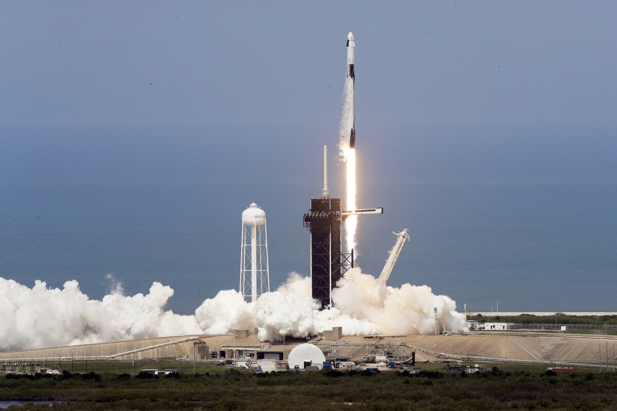 Vesmírna loď Crew Dragon spoločnosti SpaceX na americkej Floride 30. mája 2020.
