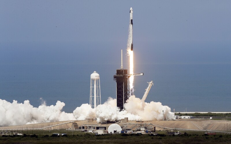 VIDEO: Češi spolupracují se SpaceX, ve vesmíru budeme mít další satelit. Sleduj živý přenos.