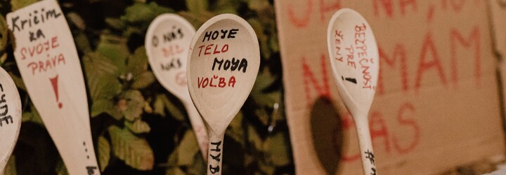 „Držte svoje doktríny mimo mojej vagíny!“ kričali ľudia na pochode Nebudeme ticho. Reagovali tým na Záborskej návrh (Reportáž)