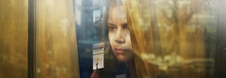 Recenzia: Trpí Amy Adams preludmi alebo skutočne videla vraždu? Mysteriózna novinka od Netflixu je sklamaním
