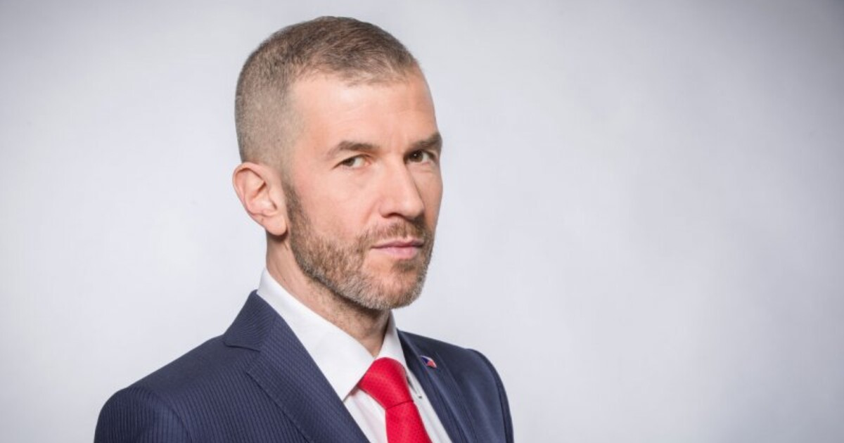 Jakub Železný přiznal, že na videu, které zveřejnila policie, je on. „Dozvěděl jsem se, že se můj blízký neuzdraví,“ hájí se