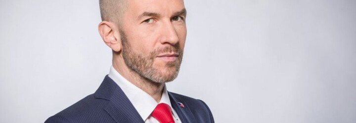 Jakub Železný přiznal, že na videu, které zveřejnila policie, je on. „Dozvěděl jsem se, že se můj blízký neuzdraví,“ hájí se