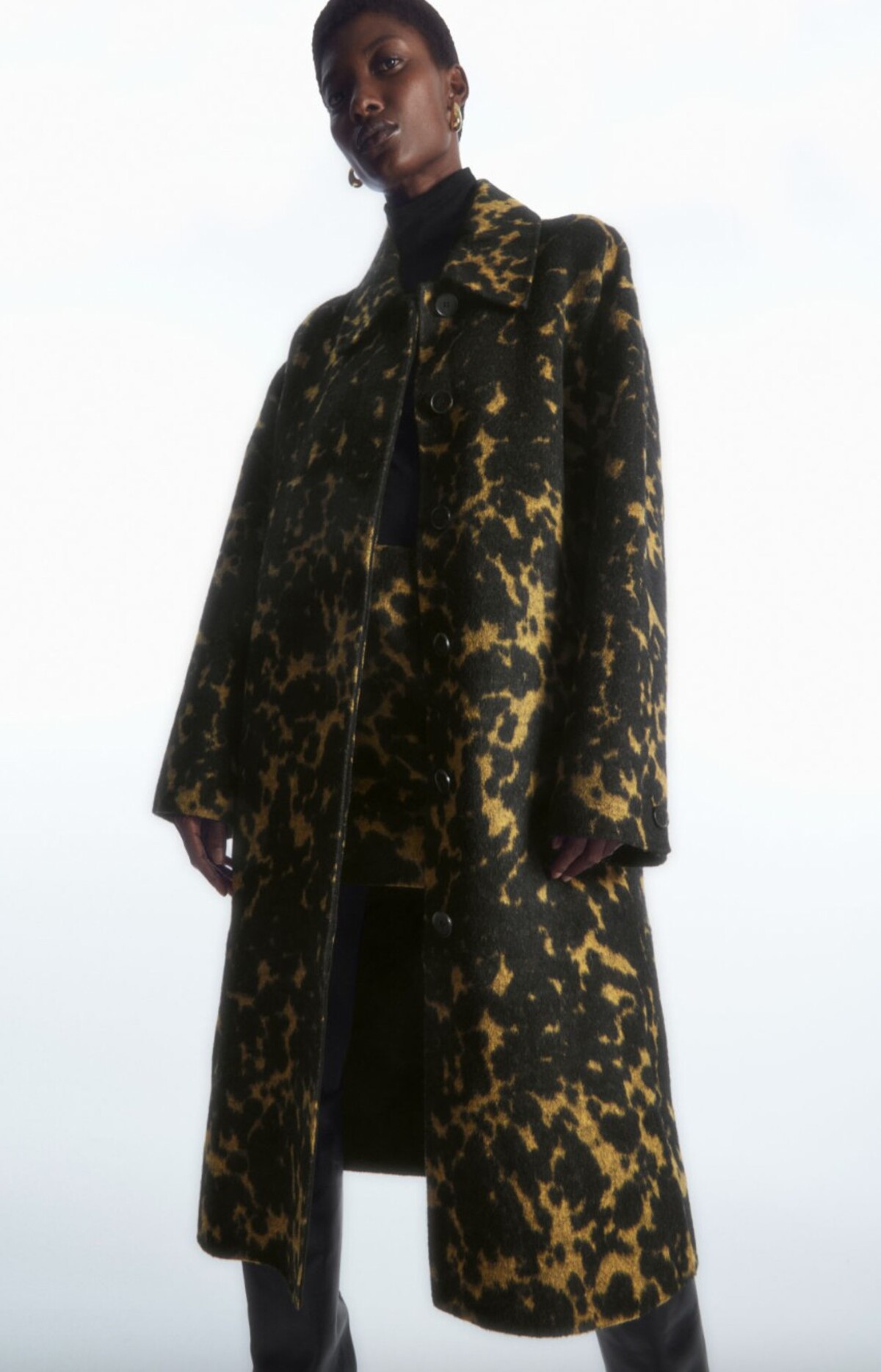 Vlnený kabát s extravagantným printom ponúka unikátne farebné vyhotovenie aj oversize strih. Model na fotke od značky COS kúpiš za 290 eur.
