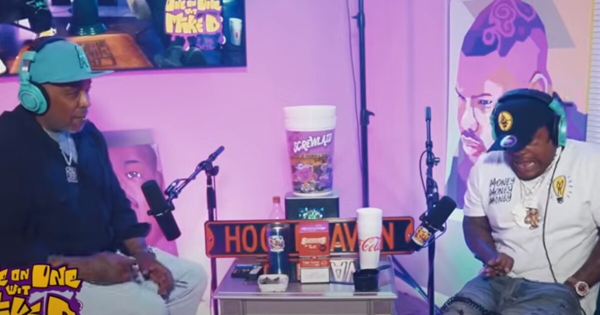 VIDEO: Rapper 2 Low během podcastu omylem vystřelil ze zbraně v kapse. Málem se trefil do nohy