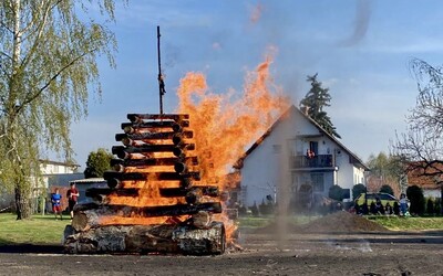 Hasiči při pálení čarodějnic vyjížděli k 88 požárům, oslavy prý byly klidnější než v loňském roce.