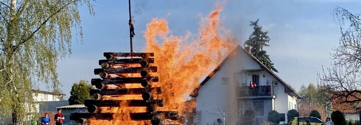 Hasiči při pálení čarodějnic vyjížděli k 88 požárům, oslavy prý byly klidnější než v loňském roce