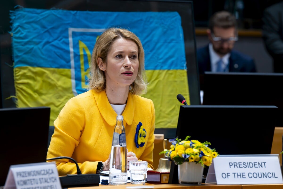 Kaja Kallas oblékla k tříletému výročí plnohodnotné ruské invaze tematicky kostýmek v barvách ukrajinské vlajky.