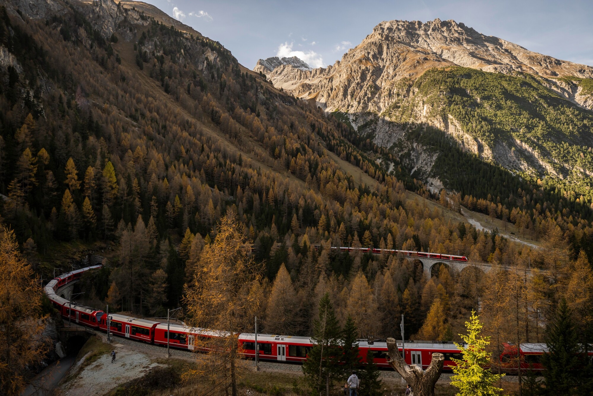 1,91 kilometra dlhý vlak so 100 vagónmi na trati medzi švajčiarskymi mestami Preda a Alvaneu získal svetový rekord v dĺžke vlakovej súpravy. (29. októbra 2022)