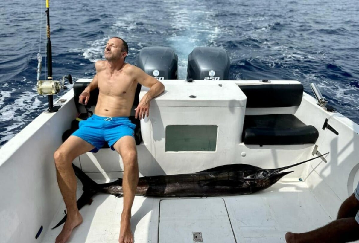 Juraj si v 45 rokoch kúpil čln a chytá ryby na Maldivách. Do jeho kempu môžeš prísť aj ty. 